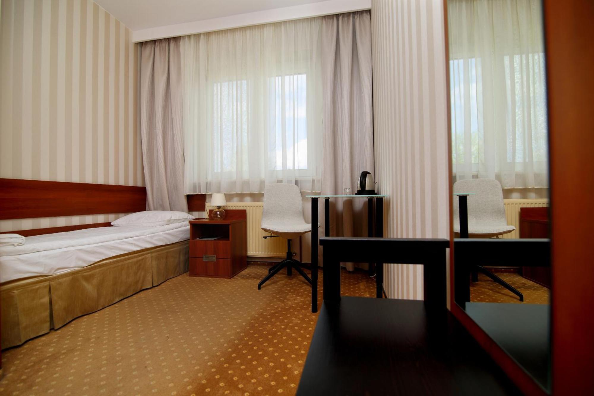 Amadeus Motel Lomza Ngoại thất bức ảnh