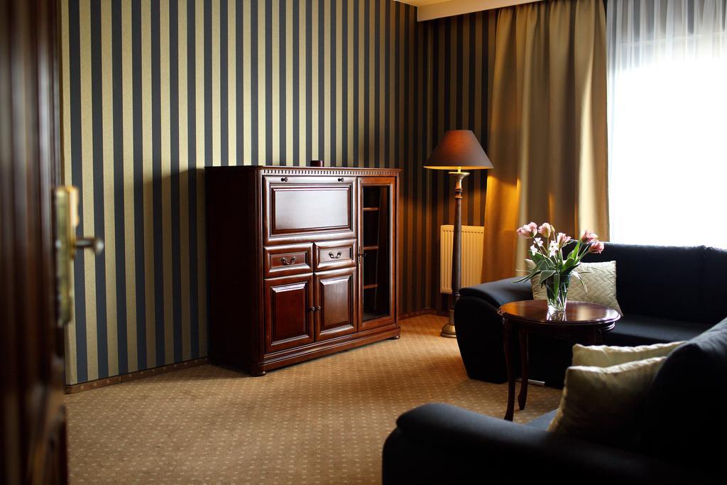 Amadeus Motel Lomza Ngoại thất bức ảnh