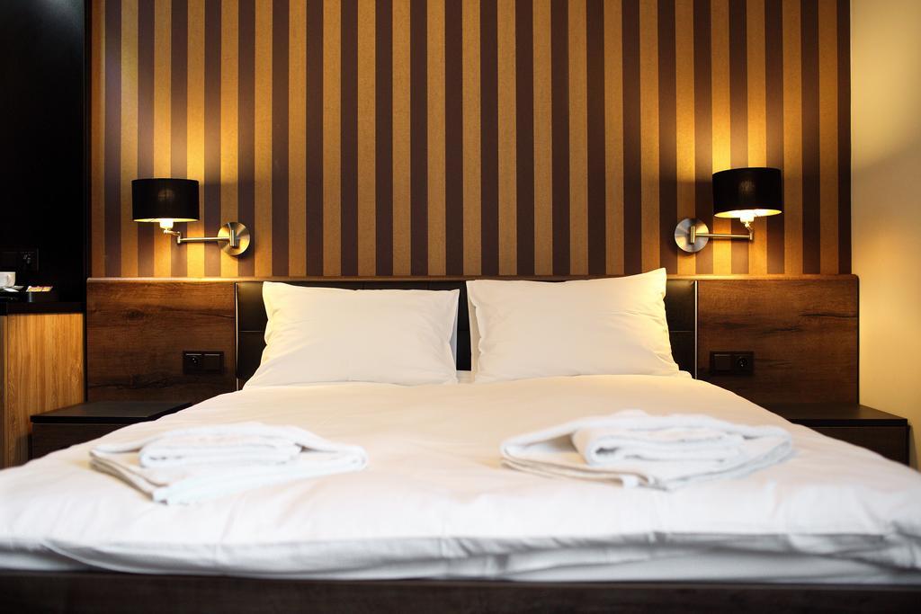 Amadeus Motel Lomza Ngoại thất bức ảnh