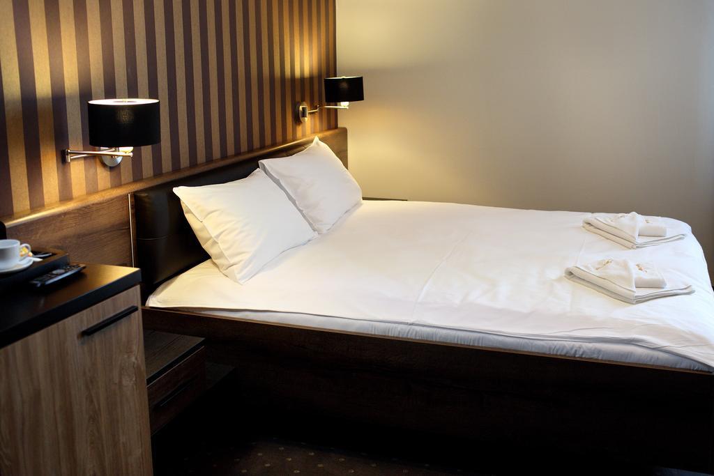 Amadeus Motel Lomza Ngoại thất bức ảnh