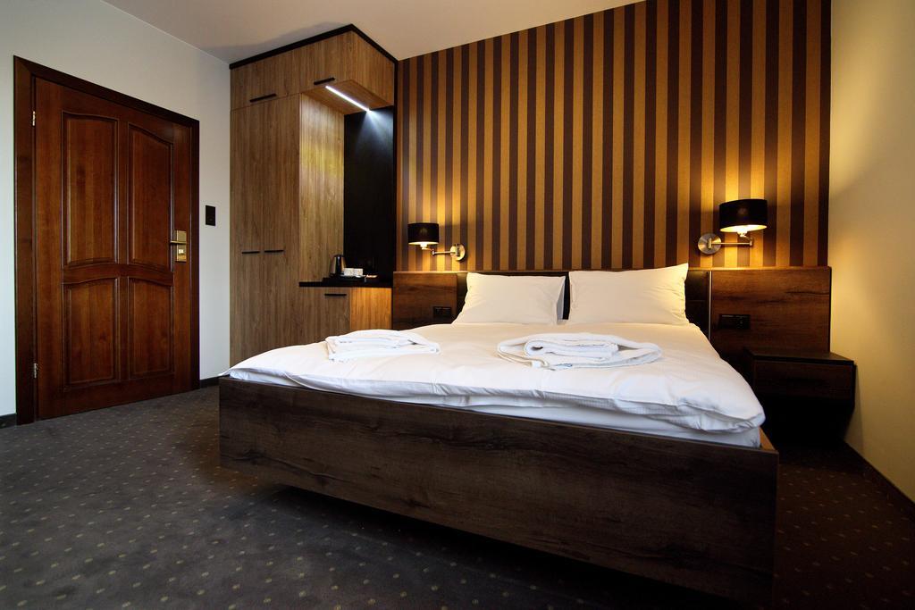Amadeus Motel Lomza Ngoại thất bức ảnh