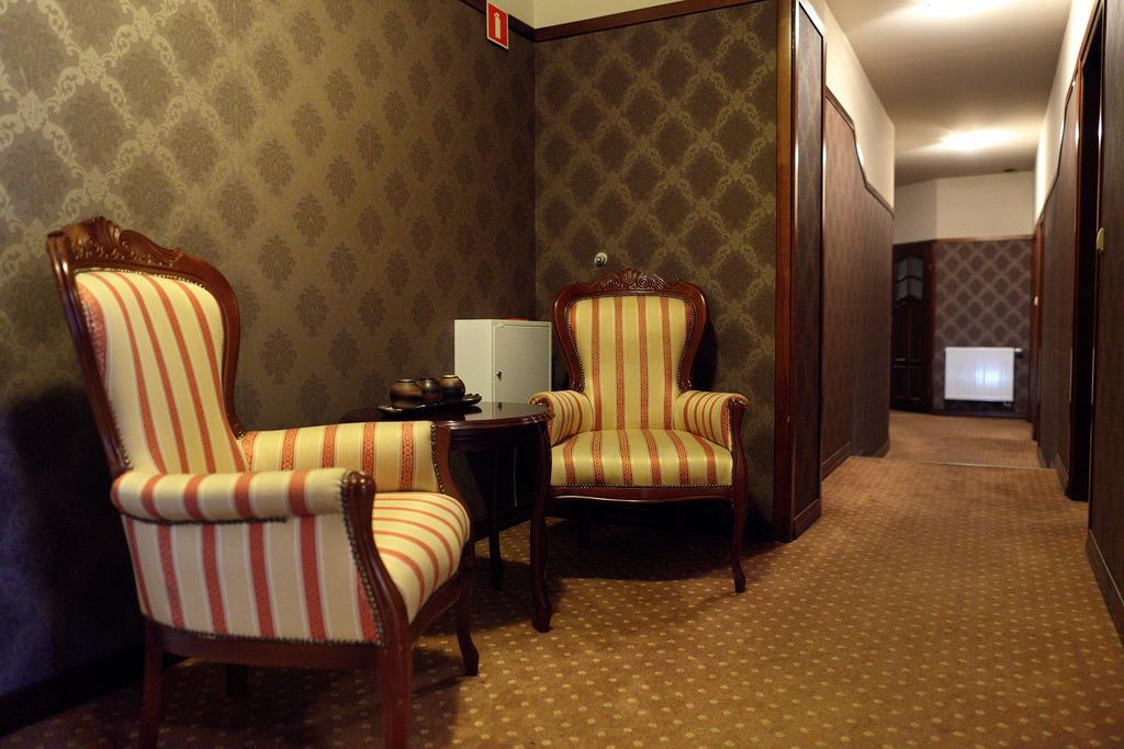 Amadeus Motel Lomza Ngoại thất bức ảnh